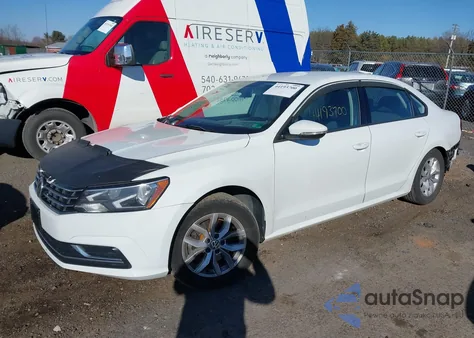 2018 Volkswagen Passat 2.0T R-Line/2.0T S z USA, uszkodzony, nr VIN 1VWAA7A31JC011458